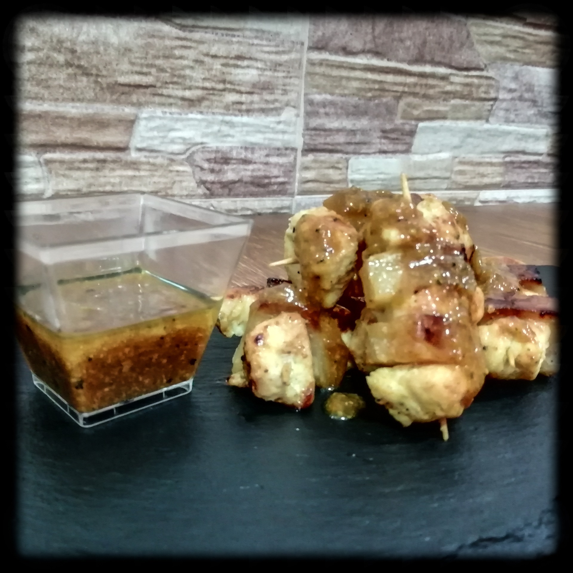 Mini brochetas de pollo y piña