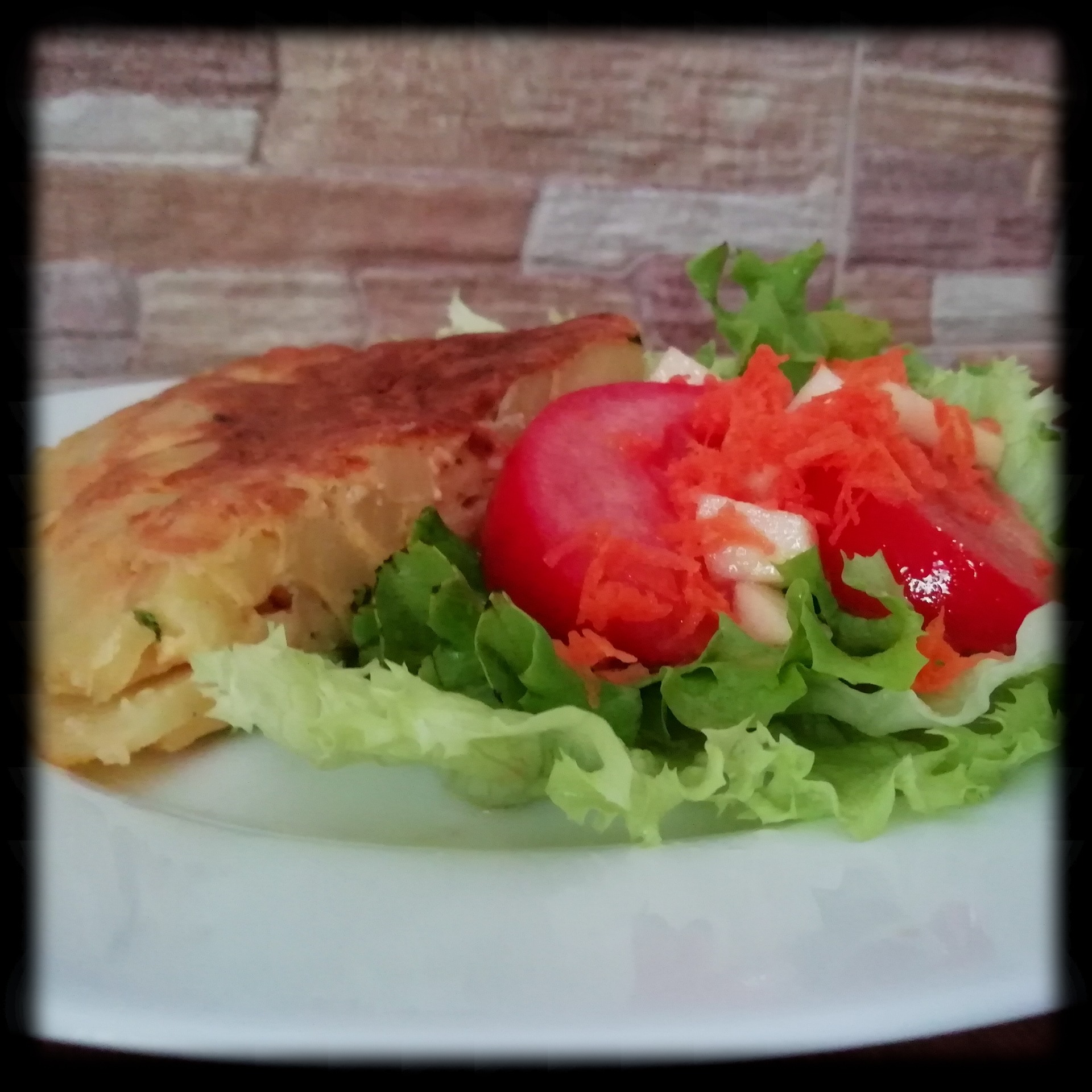 Tortilla de papas, ajos y perejil