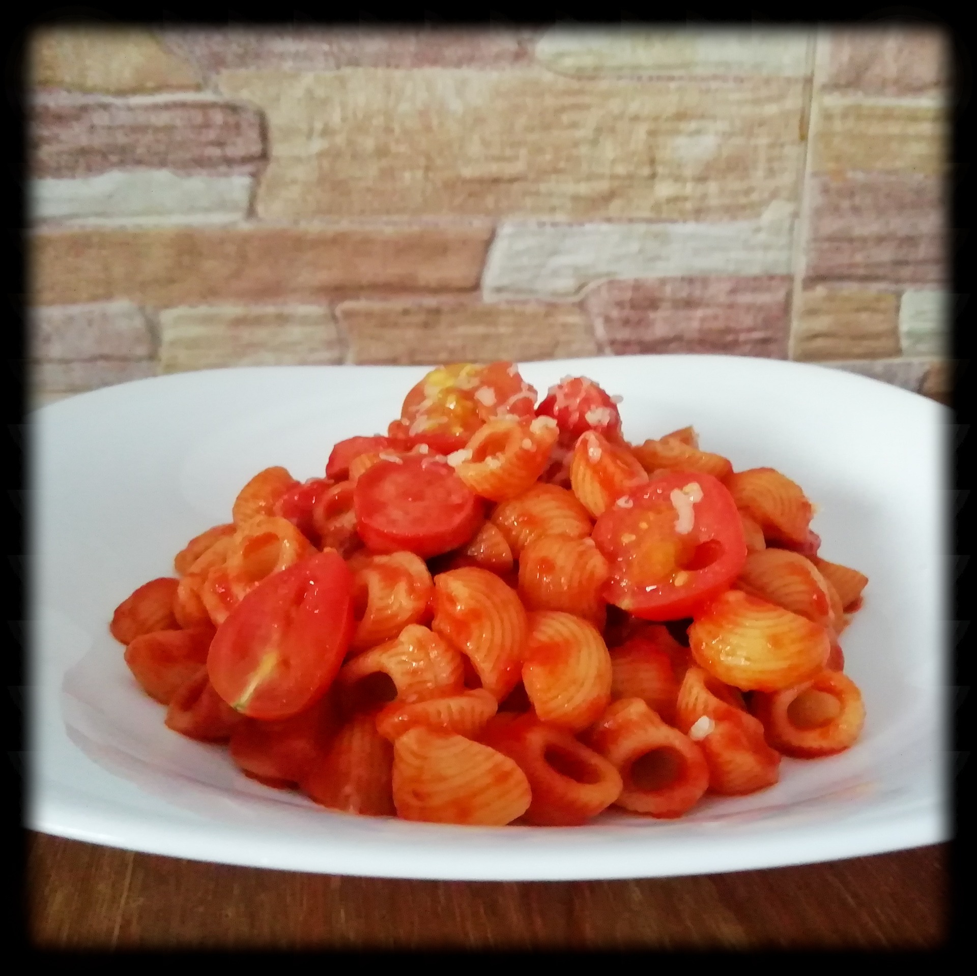 Tiburones con tomate y salchichas